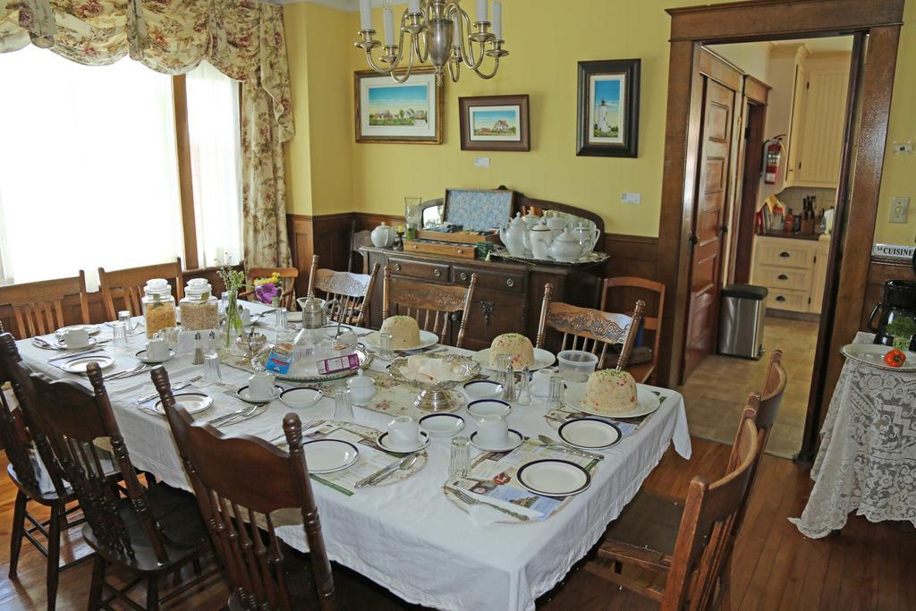 Complexe d'hébergement la Maison touristique Dugas Caraquet Esterno foto